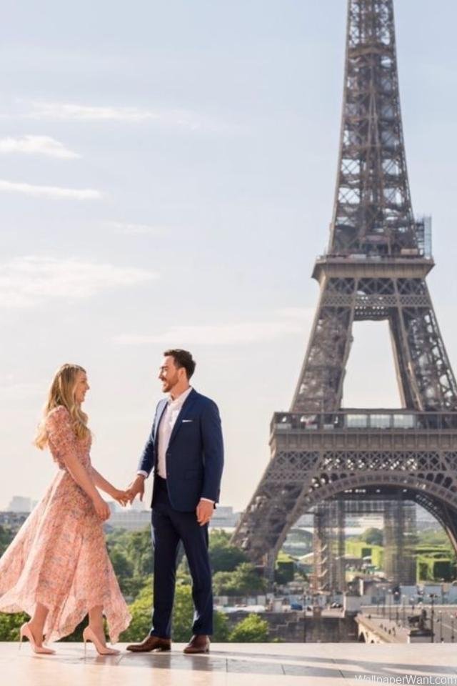 Couple Wallpaper for Eiffel Tower 