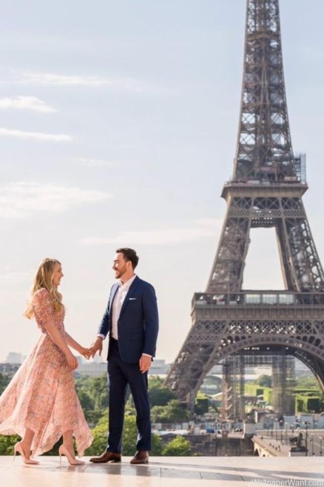 Couple Wallpaper for Eiffel Tower